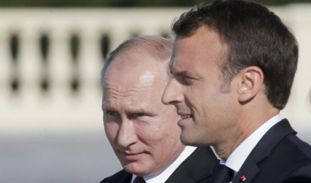 image : Vladimir Poutine et Emmanuel Macron le 24 mai 2018  Strelna/Saint-Pétersbourg